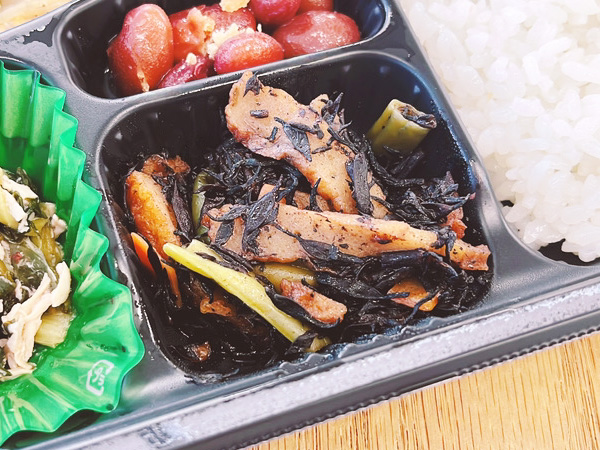 ワタミの宅食「お弁当・お惣菜」「好い日の御膳」メニュー名：ひじきと丸天の煮物