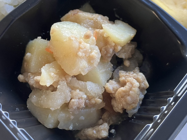 まごころ弁当「普通食」メニュー名：肉野菜煮込み 