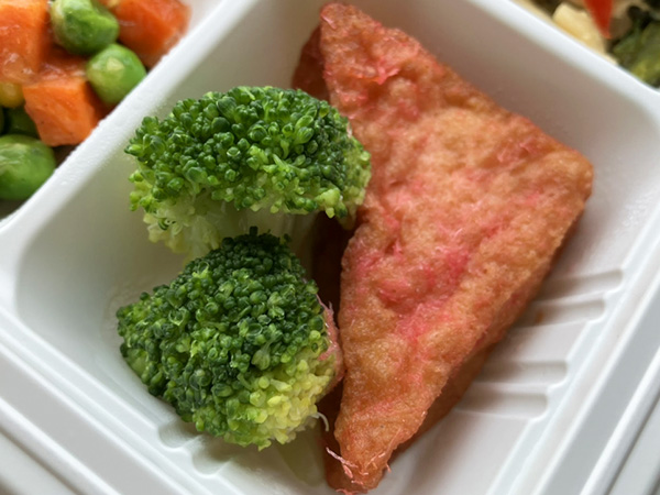 気配り宅配食「栄養バランス気配り宅配食」メニュー名：さくら厚揚げとブロッコリー