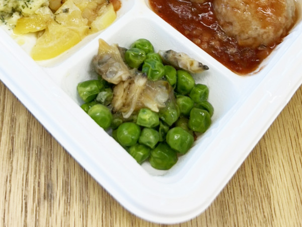 気配り宅配食「栄養バランス気配り宅配食」メニュー名：実えんどうとあさりのワイン蒸し風