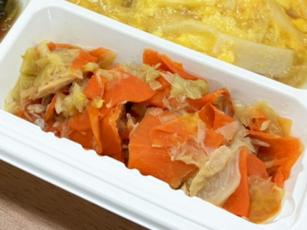 気配り宅配食「栄養バランス気配り宅配食」メニュー名：人参とキャベツの旨塩炒め